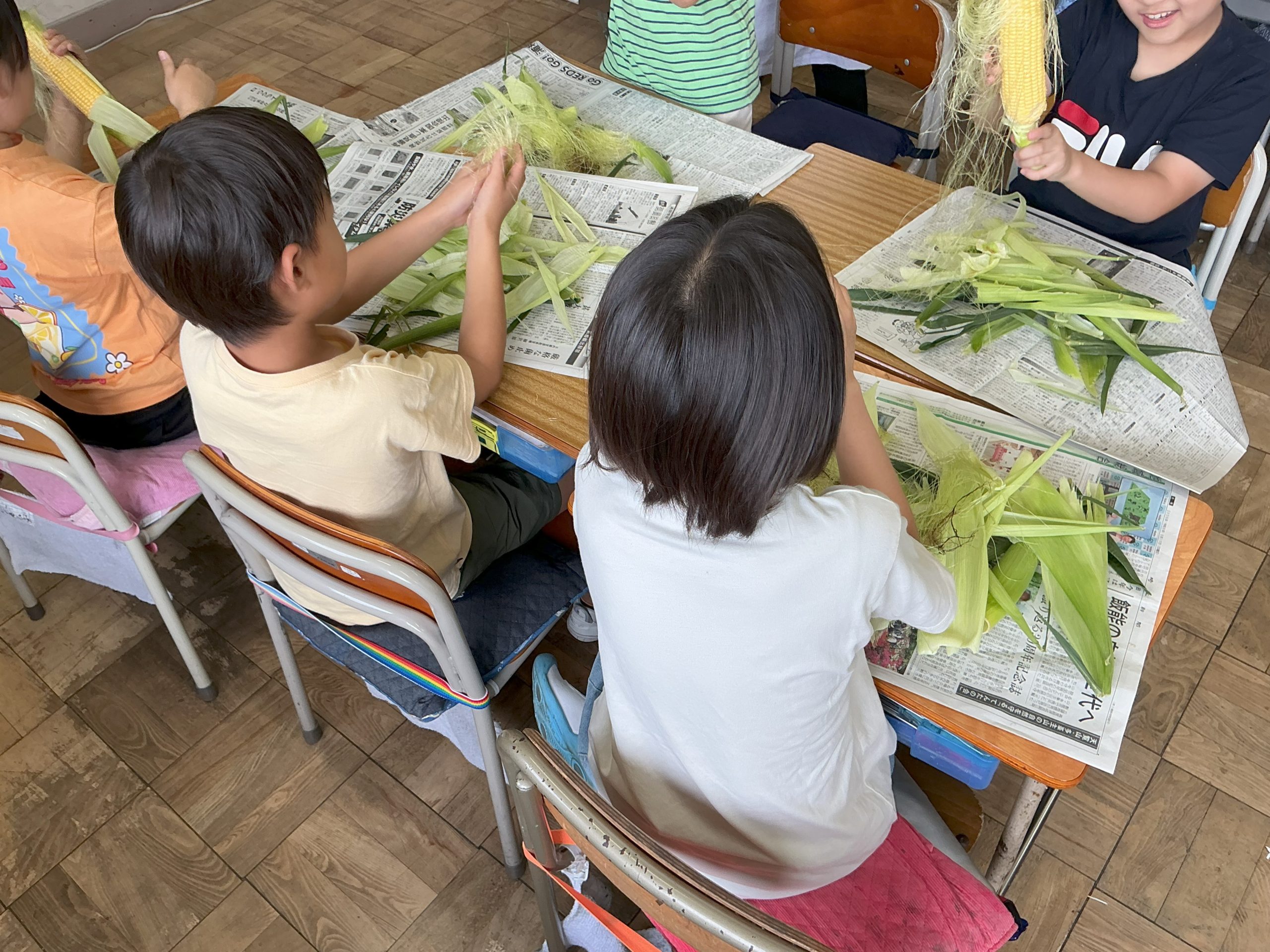 7&frasl;6 とうもろこしの皮むき（３年生総合的な学習の時間） | 志木市立